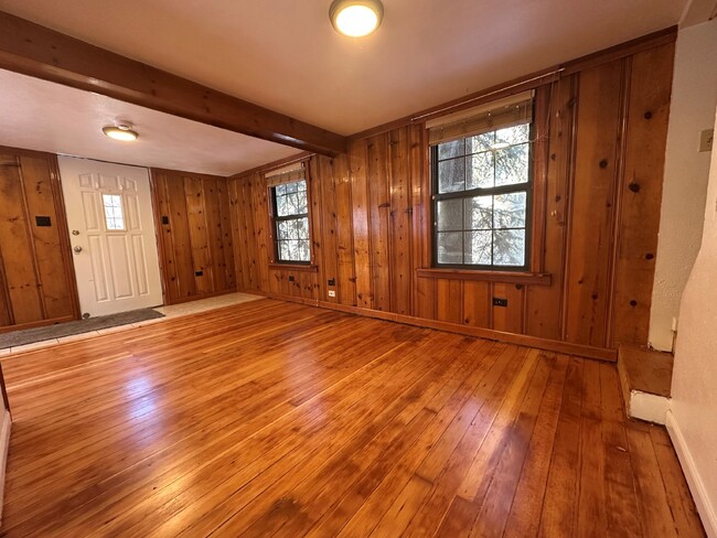 Building Photo - Adorable Cabin on Upper Bear Creek!!