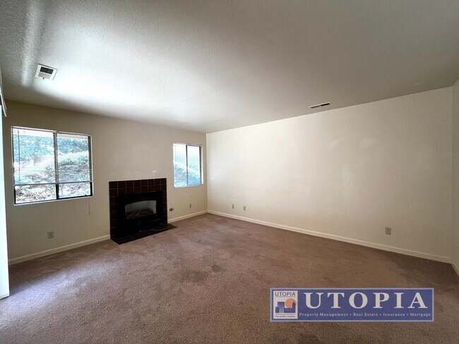 Building Photo - Charming 3 Bedroom, 2-bathroom Townhouse v...