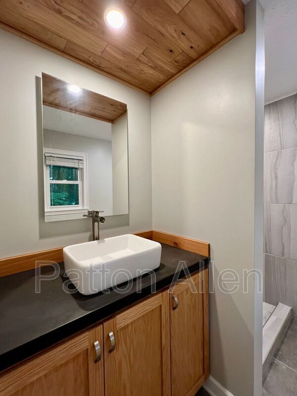 Building Photo - 9 Ravenwood Ln