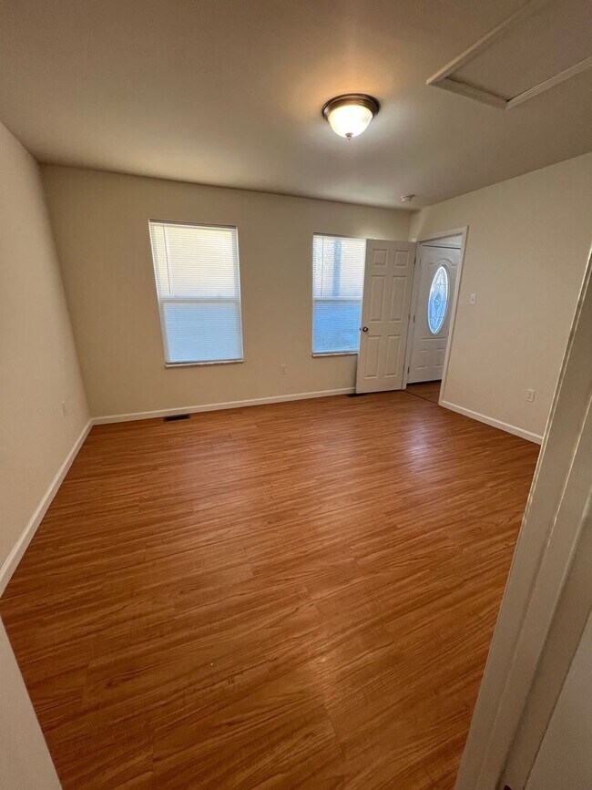 Building Photo - 3 Bedroom 2 bath 2 car garage house