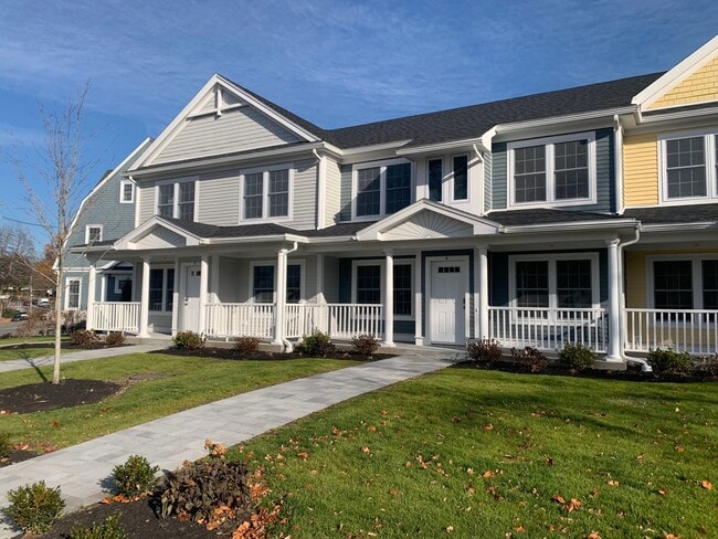 Building Photo - 129 Kenoza Ave