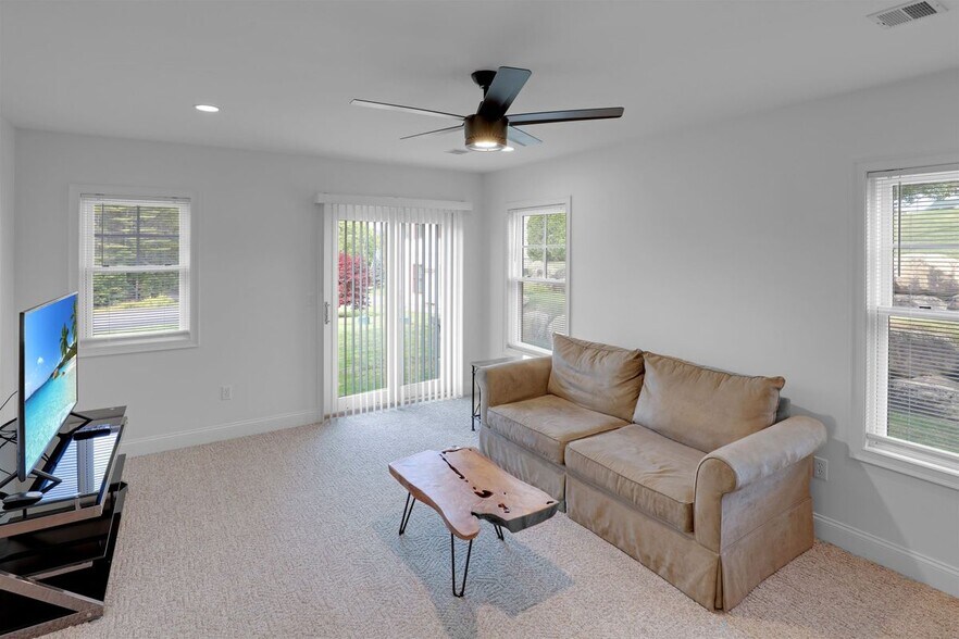 Building Photo - 13 Greenscapes, 9