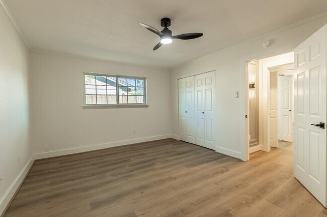 Building Photo - 1102 Ashdale Dr