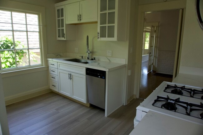 Building Photo - *** Unit is not available for showings until 01/01/2026 ***