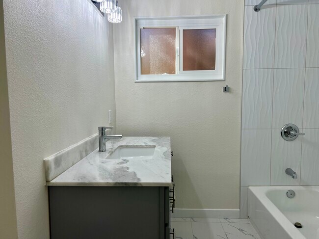 Building Photo - 6069 Lake Nadine Pl