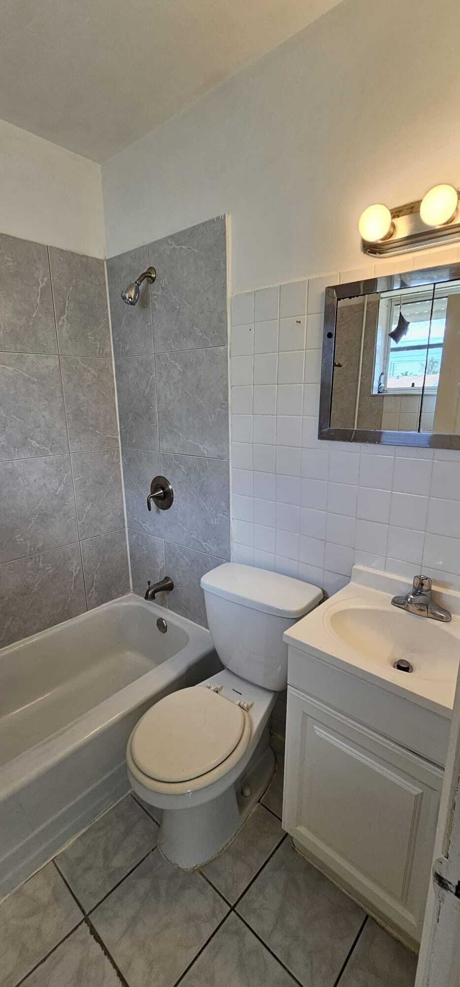 Building Photo - 2211 Lincoln St