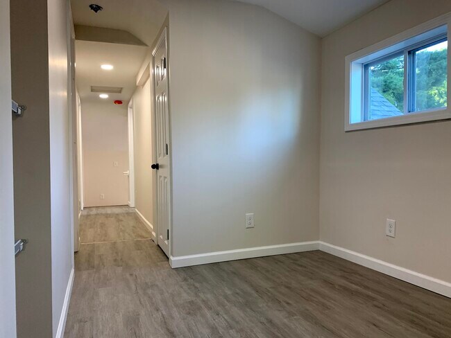 Upstairs Nook Room - 611 4th St NW