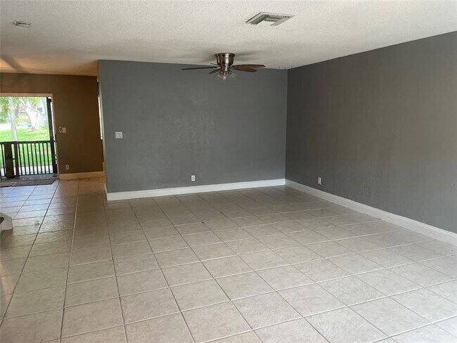 Building Photo - 9162 Vineyard Lake Dr