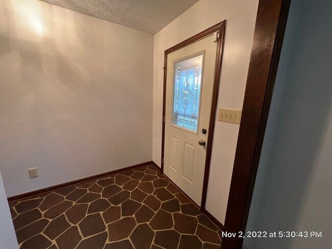 Building Photo - Large Whitehall Ranch Home