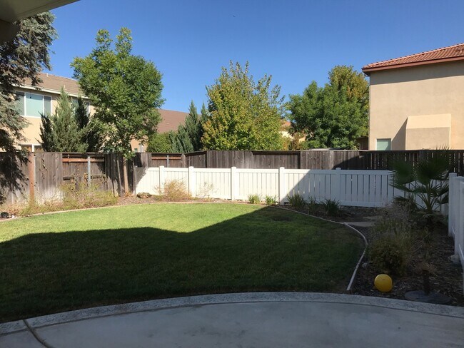 Building Photo - Beautiful Plumas Lake Home