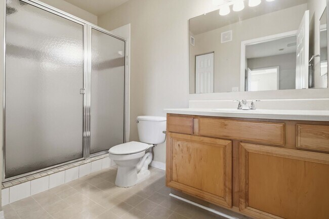 Building Photo - Spacious 2/2 unit available now for annual lease