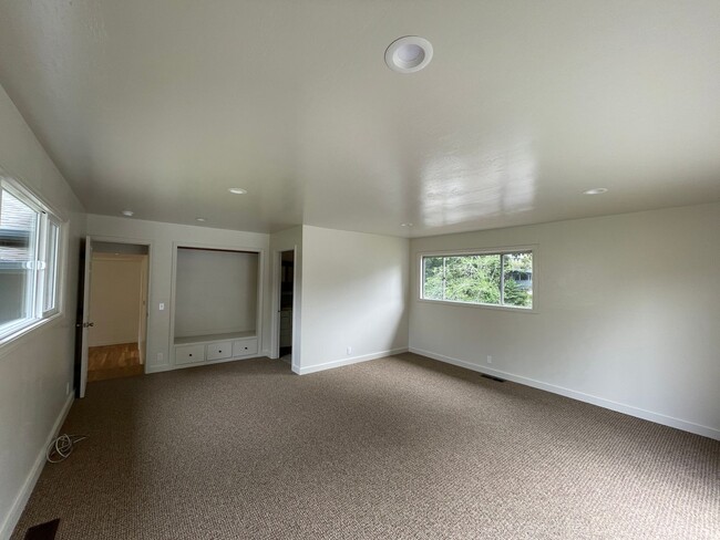 Building Photo - Beautiful and Spacious Home with New Deck ...