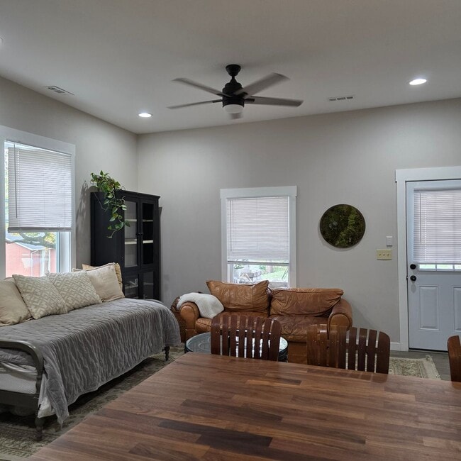 Building Photo - Remodeled 2 Bedroom, 1 Bath Home