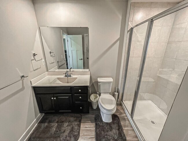 Building Photo - Luxurious 4 Bedroom 3.5 Bathroom End Unit ...
