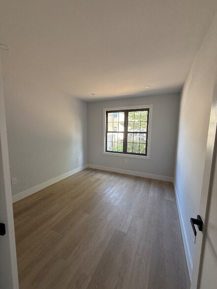 Building Photo - 179-41 144th Ave