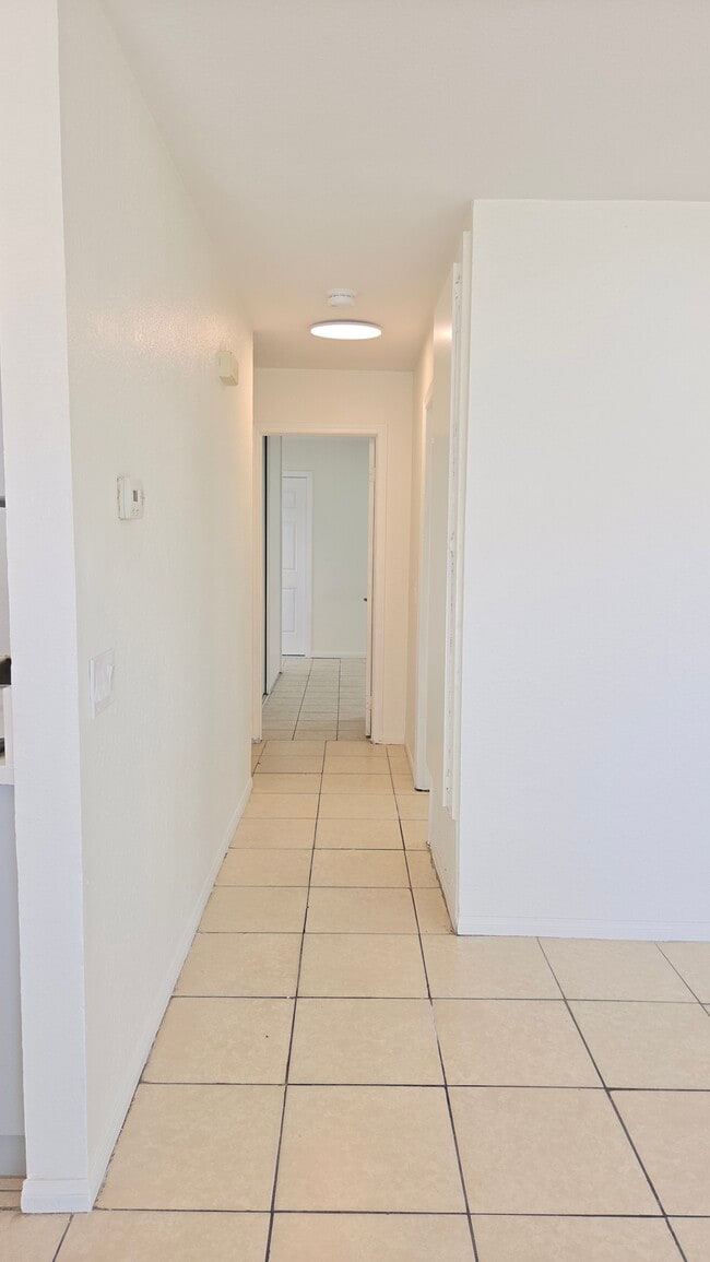 Building Photo - 892 Robin Dr