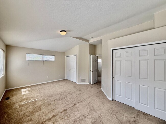 Building Photo - 3 Bedroom Townhome in a Convenient Location