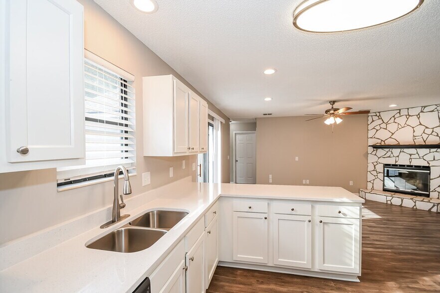 Building Photo - 1464 Rose Hill Dr W