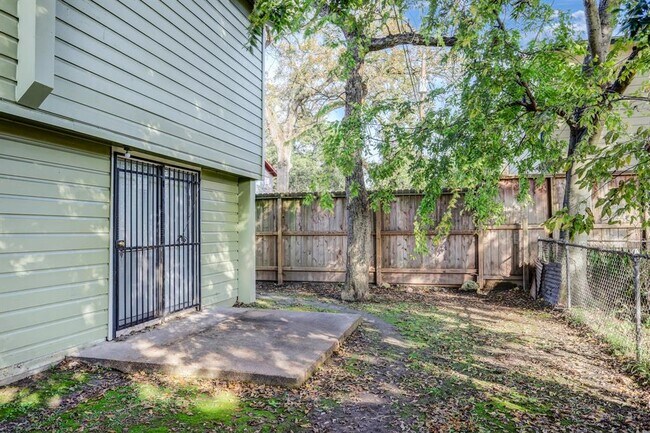 Building Photo - 606 Enid St
