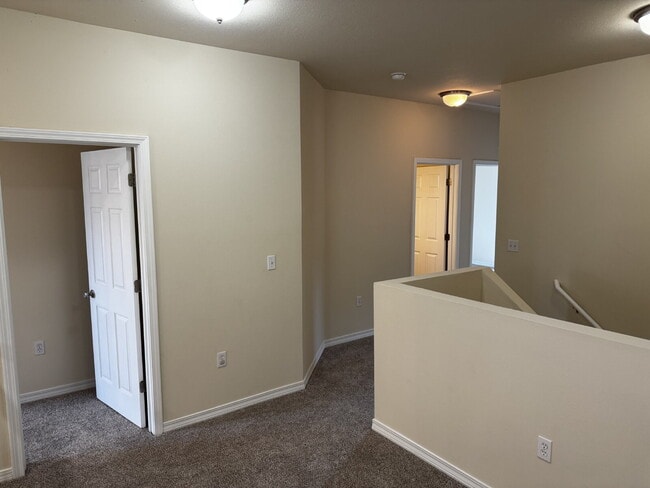 Building Photo - "Spacious 3-Bed Townhouse Oasis with 2.5 B...