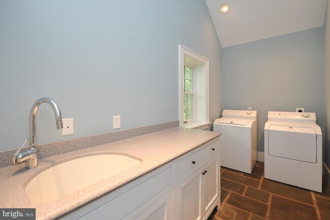 Building Photo - 1420 Creek Road Trail