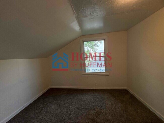 Building Photo - Three Bedroom House | Detached Garage