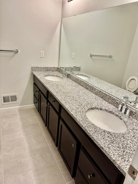 Building Photo - 4840 Ludlow Ln