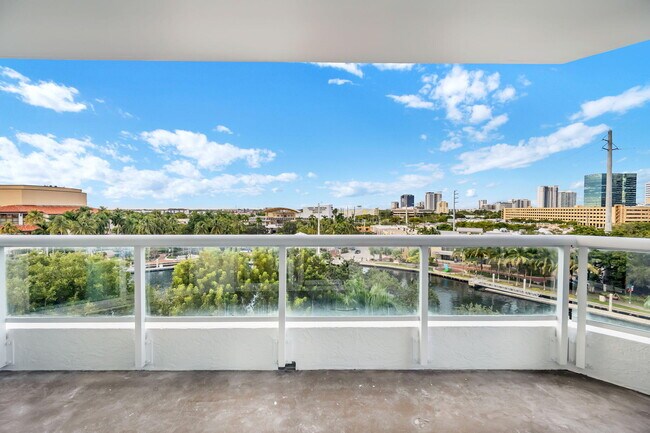 Building Photo - 401 SW 4th Ave