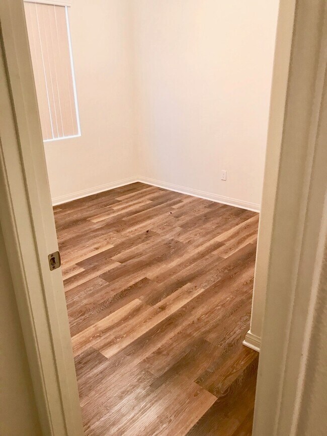 Building Photo - MUST SEE!!! Newer Home 4 bedroom 2 Bath Sp...