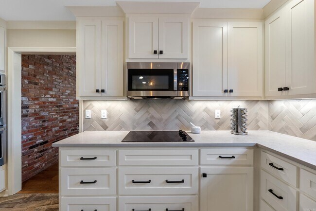 Building Photo - 7 Oak Tree Cir