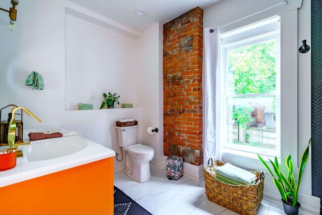 Building Photo - 98 Brickel St