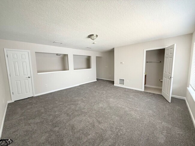 Building Photo - Spacious and well-appointed 4-bedroom, 3.5...
