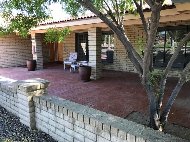 Building Photo - 185 E Cercado Ln