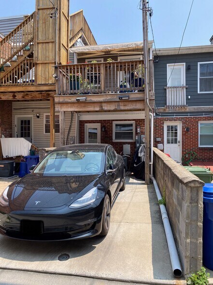 Full size parking pad - 1406 Andre St
