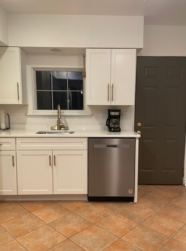 Building Photo - 323 McKee Pl