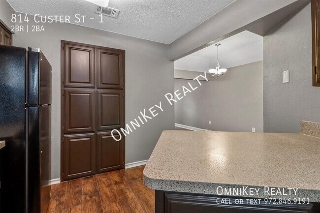 Building Photo - 814 Custer St