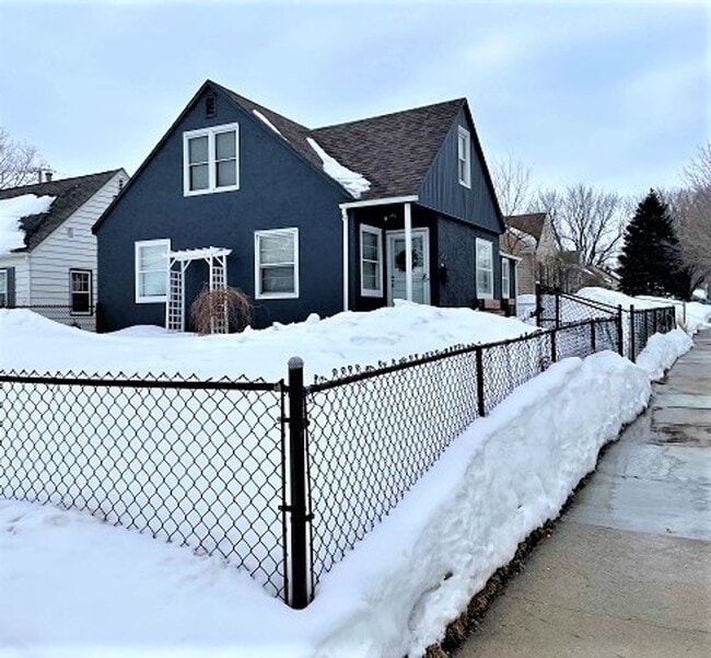 Building Photo - Nice! Spacious! 3 Bedroom Gem-Central Location