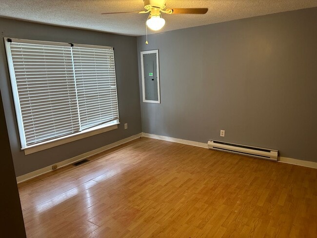 Building Photo - 3 bed 2 bed house in Henrico! Big yard, la...