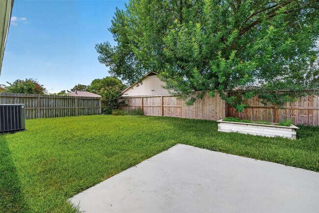 Building Photo - 15815 Thistledew Dr