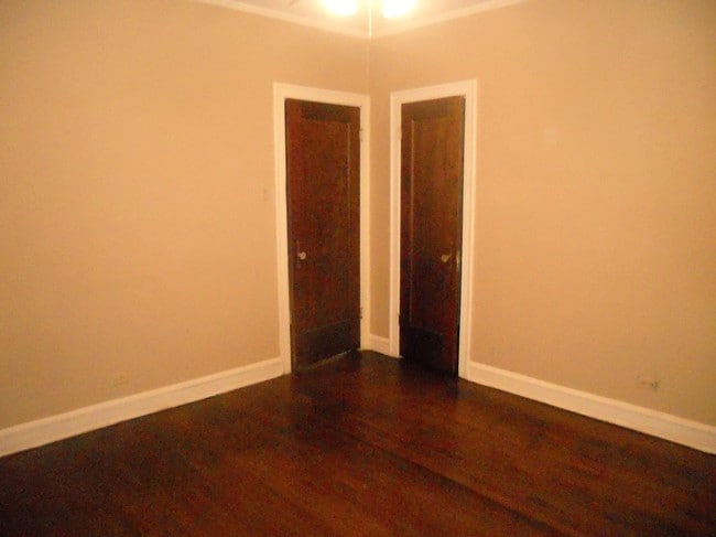 Bedroom south - 5319 W Giddings St