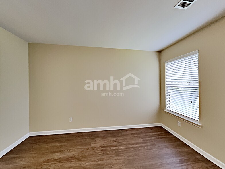 Building Photo - 302 Forest Bend Dr