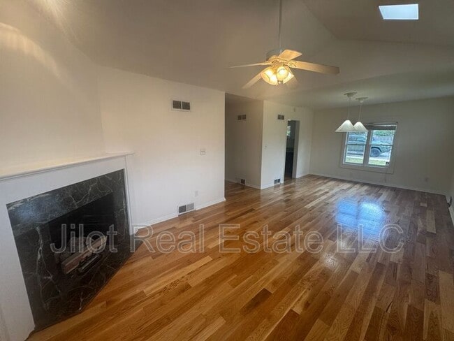 Building Photo - 466 Clifton Rd NE