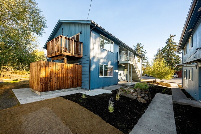 Building Photo - Affordable, Attractive 2-bed in a small Complex