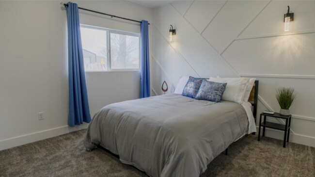 Building Photo - FURNISHED MONTH TO MONTH with 20x30 Storage!