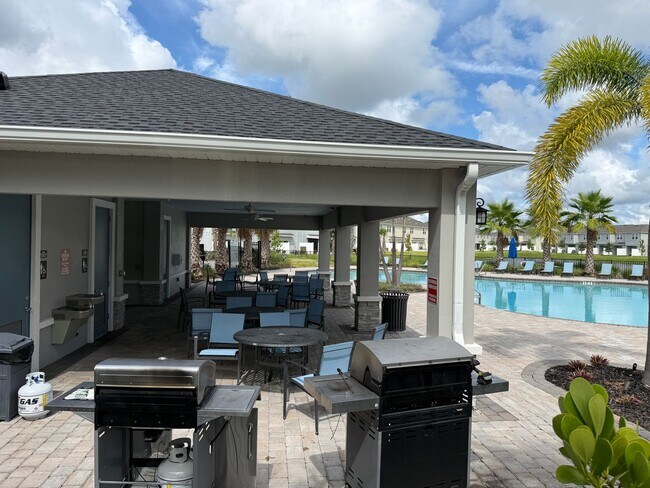 Building Photo - 3 Bedroom 2.5 Bath Townhouse W/1 Car garag...