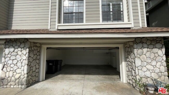 Building Photo - 923 Lotus Cir