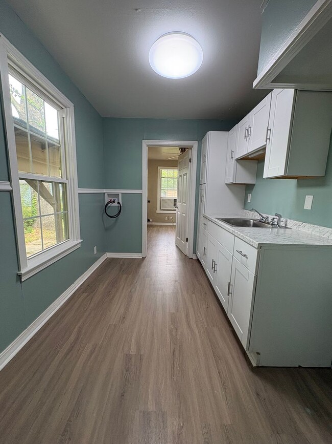 Building Photo - Gorgeously remodeled 4 bedroom/1 bath with carport!