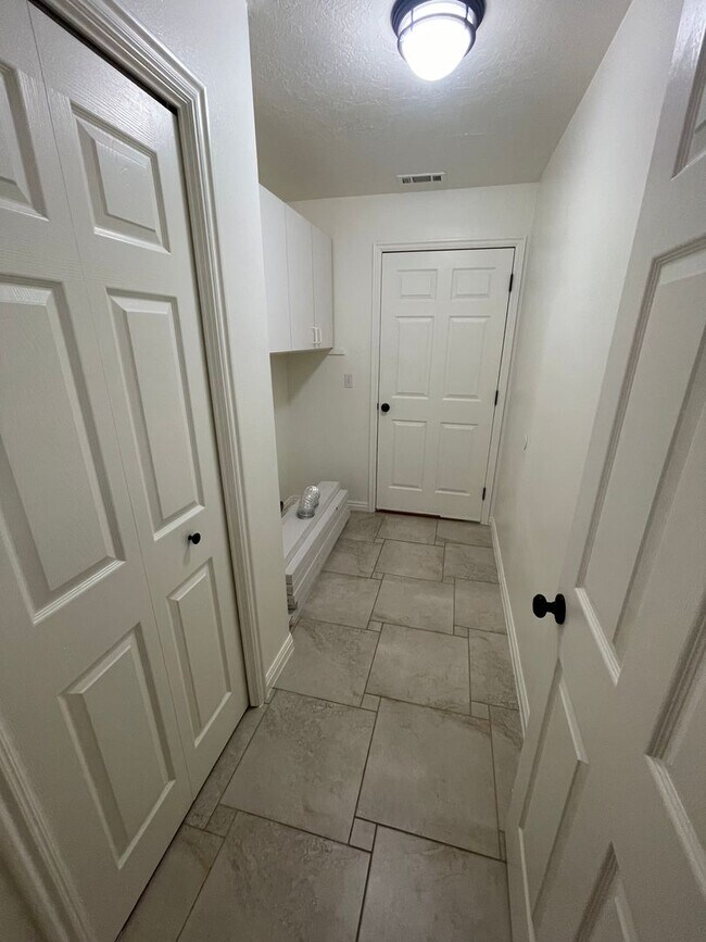 Building Photo - Fresh remodel in quiet neighborhood!  Comm...