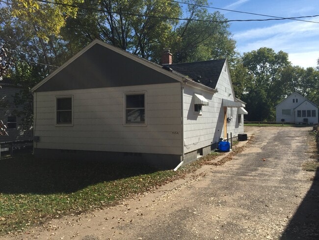 Building Photo - 4 Bed 1 Bath close to UWEC!