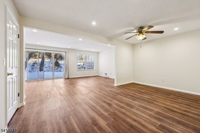 Building Photo - 1075 Ash Dr